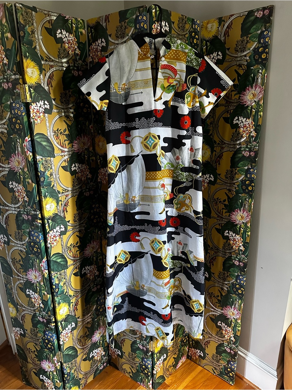 Hilo Hattie Hawaiian Black and White Patterned Women’s Dress with Gold 60s